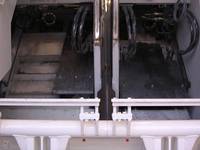 Detailansicht eines Mehrkammer Müllwagens innen